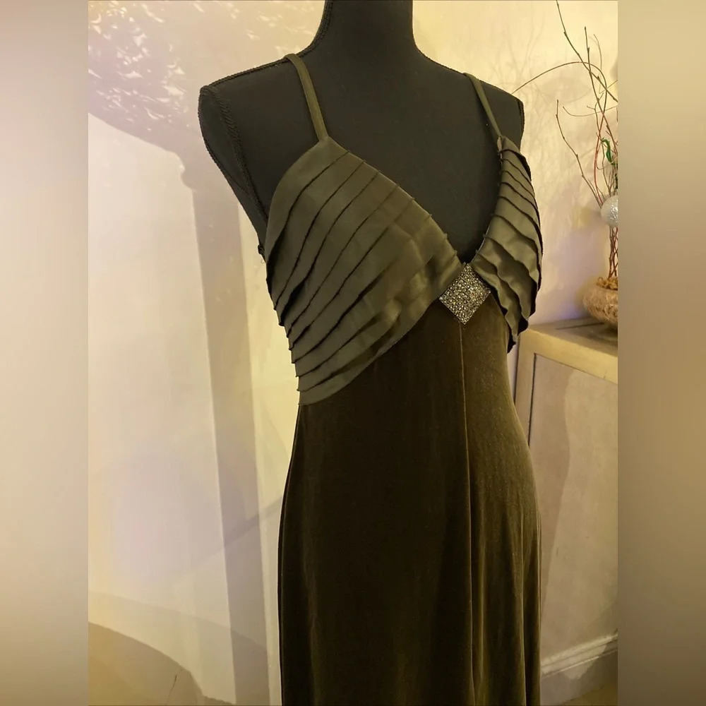 Tadashi velour evening dress size medium - Picture 5 of 9